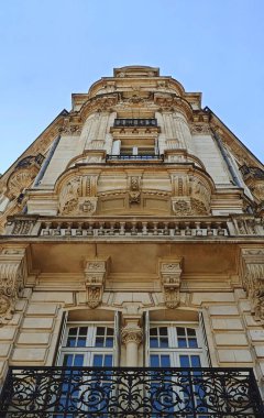 Eski Avrupa mimarisini temsil eden dekoratif pervazlar, sütunlar ve karmaşık taş oymalar da dahil olmak üzere Fransa 'da çok katlı bir binanın ön cephesi