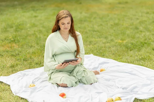 Wanita Muda Hamil Putih Memegang Membaca Sesuatu Tablet Gadget Beristirahat — Stok Foto