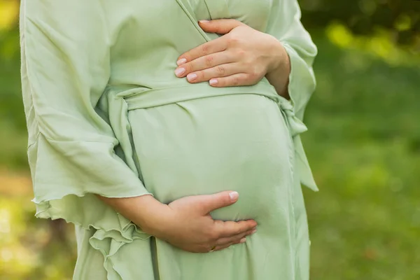 Oříznuté Těhotné Ženy Klade Drží Ruce Velké Břicho Zelené Stromy — Stock fotografie
