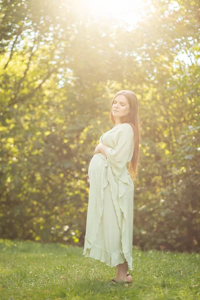 Mujer Embarazada Joven Sostiene Vientre Grande Árboles Verdes Luz Del — Foto de Stock