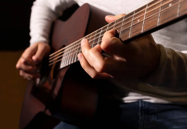 Närbild Vit Man Spelar Gitarr Håller Musikinstrument Händerna Sitter Stol — Stockfoto