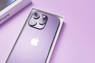 Deep Purple renkli iPhone 14 Pro, özellikleri her zaman açık, 48 megapiksel ana kamera, Dinamik Ada. Mor arka plan. Dikey düzlem. Uzayı kopyala Bialystok, Polonya: 20 Ocak 2023. 