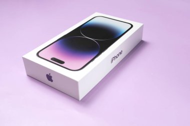 Derin mor renkli iPhone 14 Pro 'yu aç. Özellikleri her zaman açık, 48 megapiksel ana kamera, Dinamik Ada. Mor arka plan. Yatay düzlem. Bialystok, Polonya: 20 Ocak 2023. 