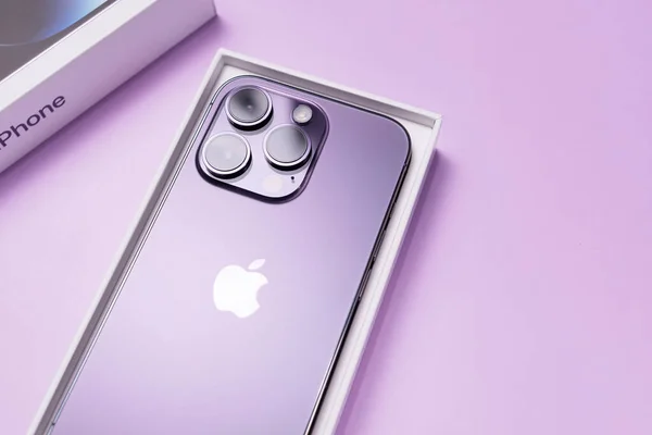 Deep Purple Цветной Iphone Pro Функциями Всегда Дисплее Мегапиксельная Главная — стоковое фото