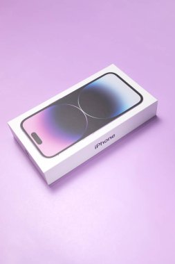 Deep Purple renkli iPhone 14 Pro, özellikleri her zaman açık, 48 megapiksel ana kamera, Dinamik Ada. Violet geçmişi. Dikey düzlem. Uzayı kopyala Bialystok, Polonya: 20 Ocak 2023. 