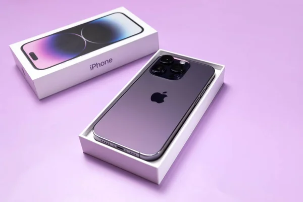 Deep Purple renkli iPhone 14 Pro, özellikleri her zaman açık, 48 megapiksel ana kamera, Dinamik Ada. Violet geçmişi. Yatay düzlem. Uzayı kopyala Bialystok, Polonya: 20 Ocak 2023. 