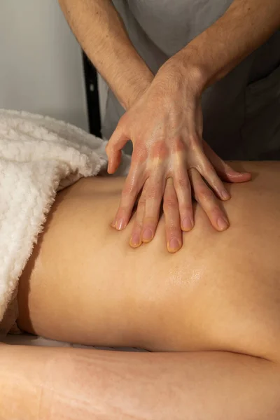 Massagista Masculino Terapeuta Fazendo Massagem Terapêutica Profissional Nas Costas Mulher — Fotografia de Stock