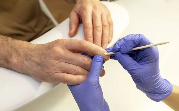 Mannelijke Handen Werkstation Manicure Schoonheidssalon Nagel Professional Doen Volwassen Man — Stockfoto