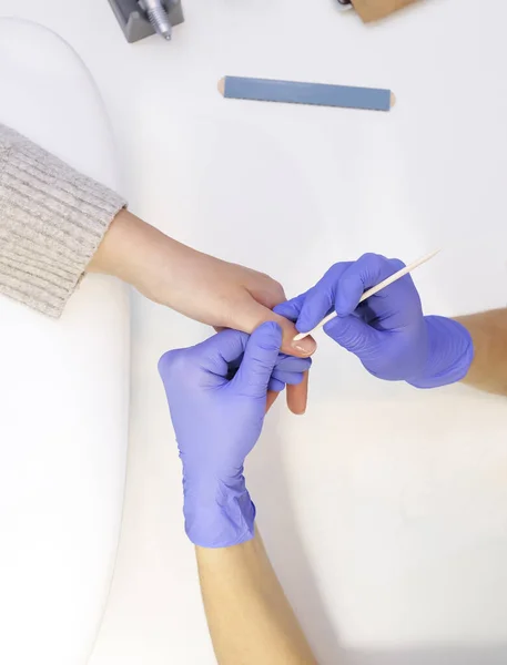 Gesneden Nagel Technicus Verwijdert Nagelriemen Van Vrouwelijke Cliënt Met Oranje — Stockfoto