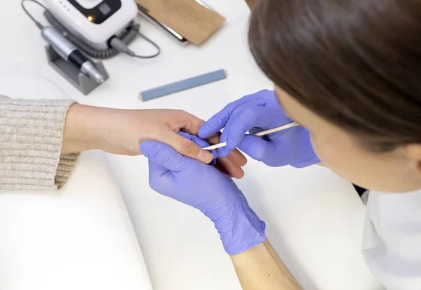 Gesneden Nagel Schoonheidsspecialiste Verwijdert Nagelriemen Van Vrouwelijke Cliënt Met Oranje — Stockfoto