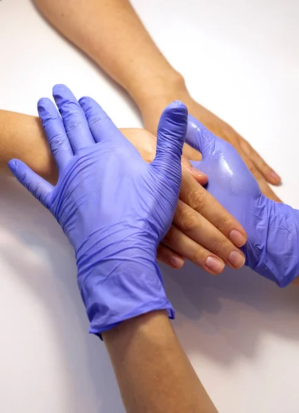 Técnico Manicure Aplica Eco Peeling Orgânico Pele Mãos Mulher Fazendo — Fotografia de Stock