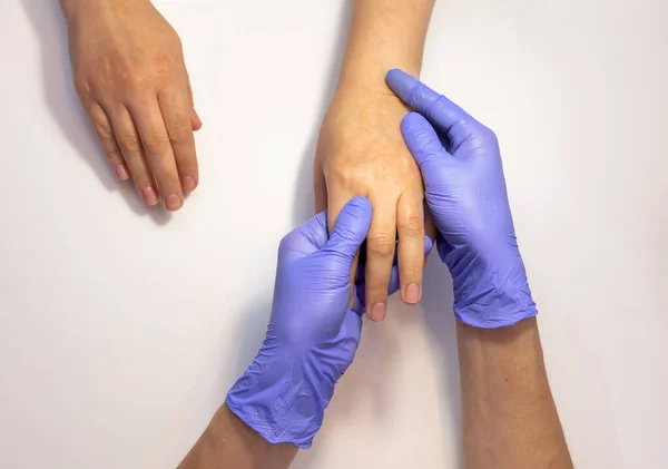Manicure Master Brengt Biologische Eco Peeling Huid Van Vrouw Handen — Stockfoto