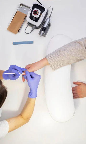 Cropped Nail Master Verwijdert Nagelriemen Van Vrouwelijke Cliënt Met Oranje — Stockfoto