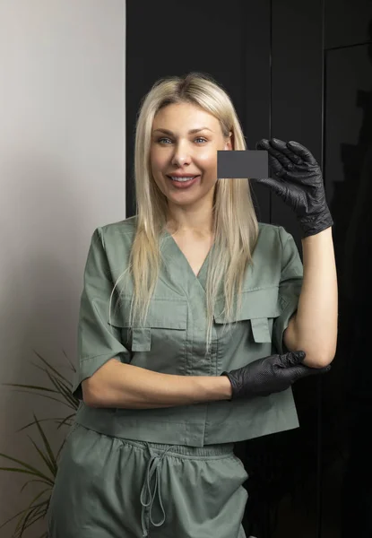 Maket Kadın Kozmetik Doktoru Güzellik Doktoru Kuyumcu Kartvizit Tutuyor Haki — Stok fotoğraf