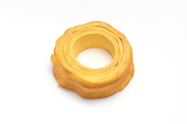 İzole baumkuchen, Sakotis, sekacz turtası, Litvanya dilinde geleneksel tükürük pastası, Polonya, Alman mutfağı, beyaz arka planda beyaz arka planda Belarus mutfağı. Boşluğu kopyala, üst görünüm.