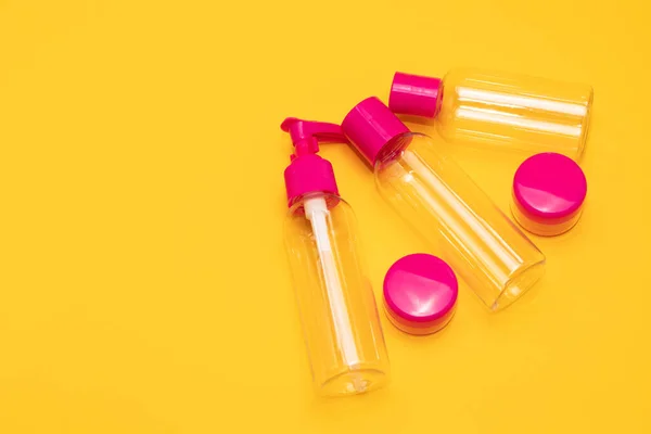 Top View Travel Bottle Kit Liquids Cream Toiletries Beauty Kit — Stock Photo, Image