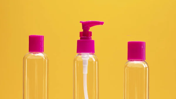 Closeup Kit Garrafa Viagem Fúcsia Para Líquidos Creme Produtos Higiene — Fotografia de Stock