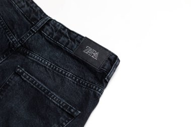 Koyu gri Zara kotu, beyaz arka planda logosu olan kot pantolon metin için kopyalama alanı, yatay düzlem. Alışveriş konsepti, kitle pazarı. Bialystok, Polonya: 18.12.2022