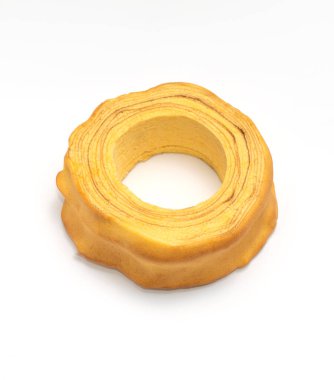 İzole baumkuchen, Sakotis, sekacz turtası, beyaz arka planda geleneksel yumurta pastası. Düz, kopyalama alanı, yatay düzlem