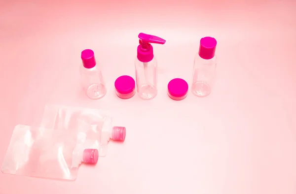 Cosmético Plástico Transparente Fuchsia Kit Garrafa Viagem Sobre Fundo Rosa — Fotografia de Stock