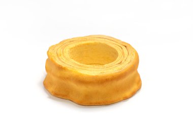 İzole baumkuchen, Sakotis, sekacz turtası, beyaz arka planda geleneksel yumurta pastası. Uzayı kopyala, yatay düzlem.
