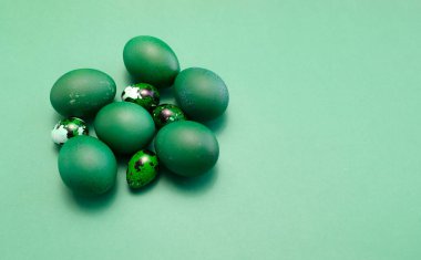 Mavi arka planda mavi Paskalya bıldırcın yumurtaları. Minimalizm. Pascha ya da Resurrection Sunday, Hıristiyan festivali ve kültürel tatil konsepti. Sağ taraftaki metin için uzayı kopyala. Yatay. Yüksek kalite fotoğraf