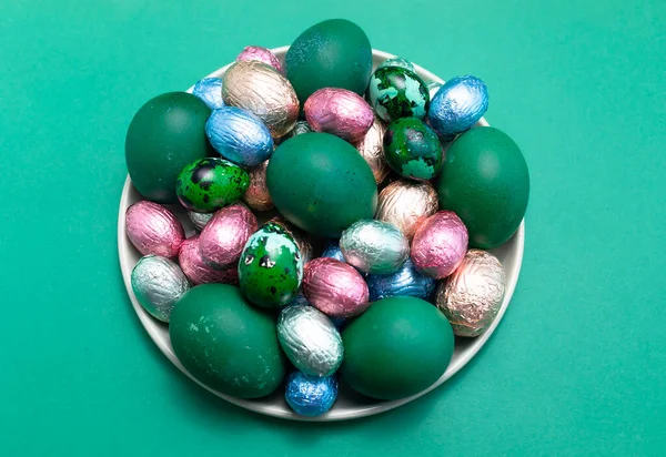 Delizioso Cibo Pasquale Dolcezza Uova Pollo Quaglia Colorate Uova Cioccolato — Foto Stock