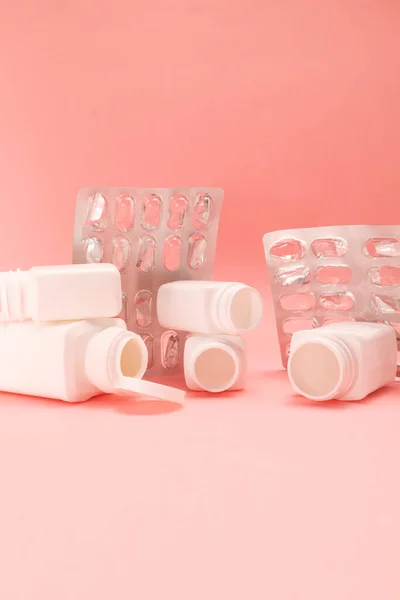 Üres Tál Tablettákkal Kapszulákkal Vitaminos Üvegekkel Rózsaszín Hátterű Tartályokkal Orvosi — Stock Fotó