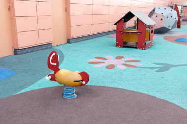 Çevre dostu modern renkli çocuklar, çocuk parkı, oyun bahçesi, çocuksuz güzel yumuşak halılı oyun seti. Salıncak, ahşap ev ve tırmanma duvarlı on iki yüzlü. Yatay.