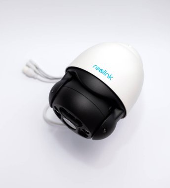 Reolink RLC-823A 8M Beyaz IP Akıllı Dış Güvenlik Kamerası, Ev, Ev Gözetleme, beyaz arka planda izole edilmiş. Sağ taraftaki dikey düzlemde metin için boşluğu kopyala. Bialystok, Polonya, 21.03.2023