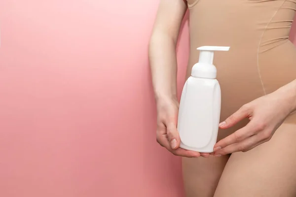 2015 Woman Holds White Dispenser Bottle Hygiene Product Washing Cleming — 스톡 사진