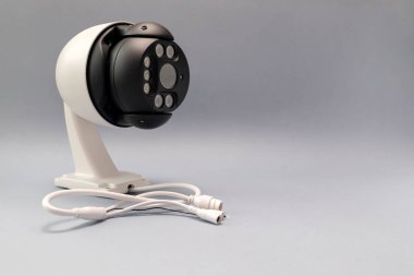 Şablon Alarm Güvenlik Sistemi, İzinsiz giren video İzleme Akıllı Ev için Güvenlik Kamerası, Gri Arkaplanda Ev. Wifi Videcam, cctv. Uzayı metin için kopyala, yatay düzlem. Yüksek kalite fotoğraf