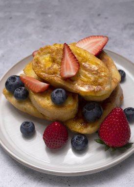 Yakın plan Torrijas, Dilimlenmiş Baget, Beyaz Ekmek, Portakal Toplama, Glaze, Taze Yabanmersini, Çilekli Tabak, Granit Masa. Lezzetli Tatlı.