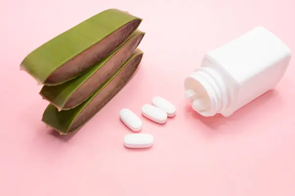 Zöld Friss Lédús Aloe Vera Szelet Gyógyszer Növényi Kapszula Tabletták — Stock Fotó