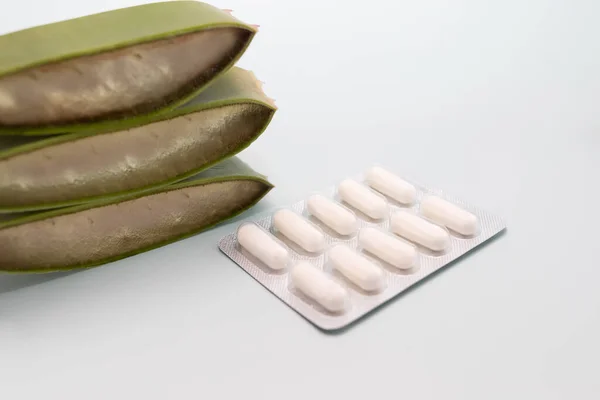 Green Fresh Juicy Aloe Vera Slice Com Medicina Pílulas Cápsulas — Fotografia de Stock