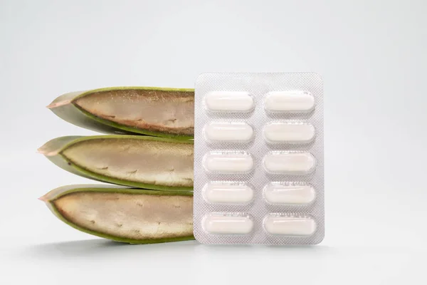 Zelené Čerstvé Šťavnaté Aloe Vera Plátek Medicínou Bylinné Kapsle Pilulky — Stock fotografie