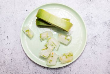 Aloe Vera Bitki ve Aloe Meyve Suyu, yeşil tabakta buz küpleri. Üst Manzara. Yatay düzlem. Doğal Ev Yapımı Kozmetik, DIY Kavramı. Gıda, İlaç ve Güzellik Endüstrisi. Yüksek kalite fotoğraf