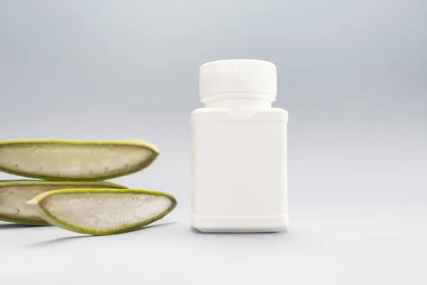 Zöld Friss Lédús Aloe Vera Szelet Fehér Műanyag Palack Gyógyszer — Stock Fotó