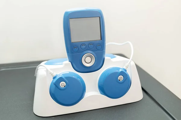 Closeup Blue White Wireless Electric Muscle Stimulator Bolest Léčba Polici — Stock fotografie