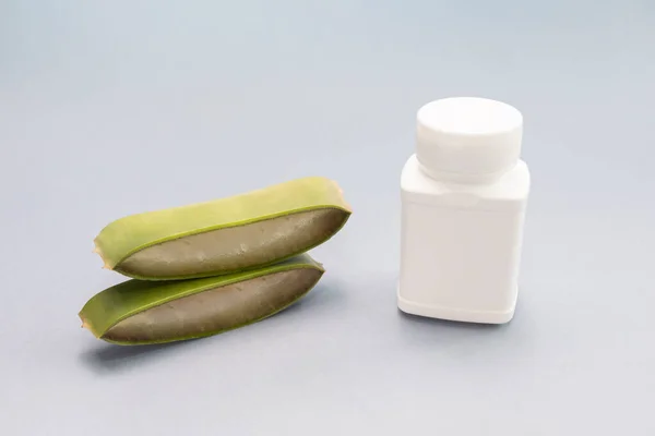 Zöld Friss Lédús Aloe Vera Szelet Fehér Műanyag Palack Gyógyszer — Stock Fotó
