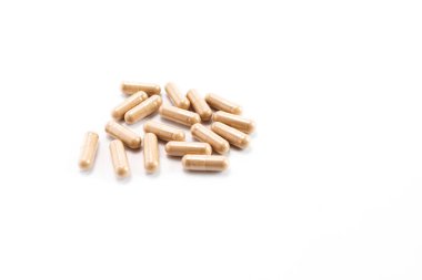 Bir avuç dolusu hap, beyaz arka planda kaygan karaağaç kapsülleri. Beslenme desteği, ilave, ilaç. Ulmus Fulva, Bitkisel Çözüm Konsepti. Yatay Düzlem, Kopyalama Metni, Üst Görünüm.