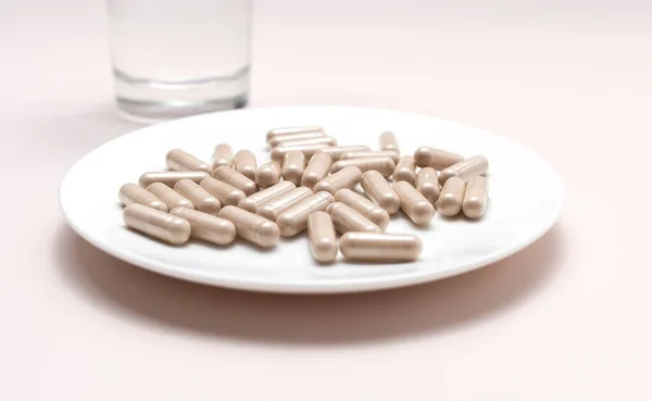 Closeup Handful Pills Capsules Slippery Elm Glass Water Dietary Nutritional — Stock Photo, Image