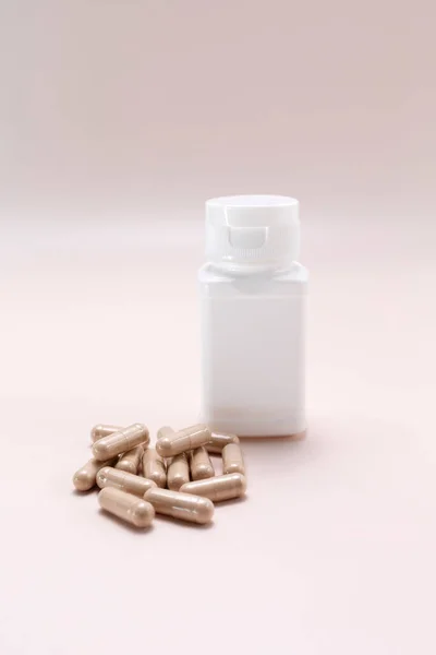Píldoras Polvo Beige Cápsulas Olmo Resbaladizo Botella Mesa Suplemento Nutricional — Foto de Stock