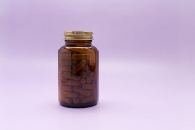 Mor Arkaplandaki Kaygan Karaağaç 'ın yumuşak kapsüllü Kahverengi Cam Şişesi, Metin İçin Boşluğu Kopyala. Bitkisel destek, Ulmus Fulva, Doğal Çözüm. Yatay düzlem.