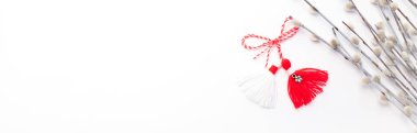 Banner Martenitsa, Baba Marta. Geleneksel Martisor Tatil Sembolü. 1 Mart 'ta Willow Twig ile Beyaz Arkaplan' da. Büyükanne Marta Günü Kutlaması Romanya, Bulgaristan ve Moldova 'da. Kırmızı, beyaz iplikler.