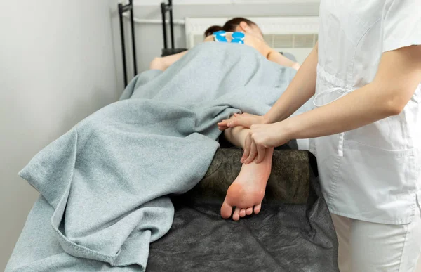 Revalidatie Specialist Fysiotherapeut Maakt Voetmassage Aan Patiënt Met Hersenverlamming Scoliose — Stockfoto