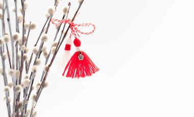 Martenitsa, Baba Marta, Beyaz Arkaplanda Söğüt Dalı Martisor. Geleneksel Bayram Sembolü 1 Mart. Romanya, Bulgaristan ve Moldova 'da Büyükanne Marta Günü Kutlaması. Metin için Boşluğu Kopyala. Yatay.