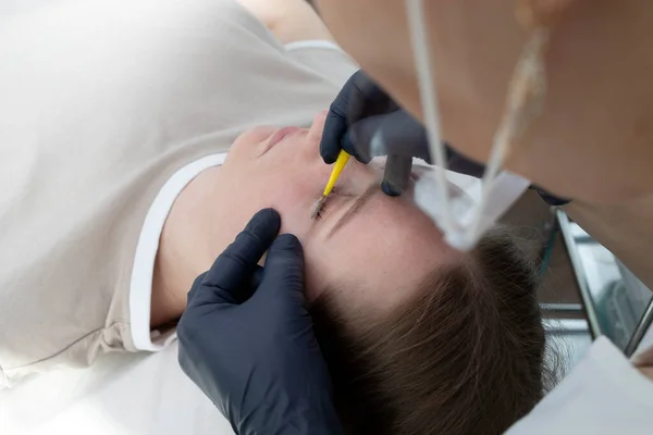 Beautician Beauty Master Combing Eyelashes Caucasian Beautiful Client Lamination Procedure — Stock Photo, Image