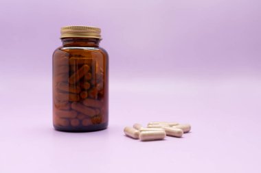 Kahverengi Cam Şişe, Yağlı Yumuşak Karaağaç Eflatun Üzerine Yağlı Karanfil Eflatun, Bitki İlavesi, Ulmus Fulva, Doğal Çözüm. Yatay düzlem. Metin için Boşluğu Kopyala.