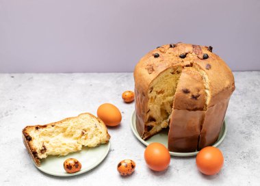Paskalya Panettone İtalyan Pastası 'nı renkli Paskalya Tavuğu ve bıldırcın yumurtası ile kes. Meyveli kek, Milano, İtalya 'dan tatlı ekmek. Hamur tatlısı. Pasqua Hıristiyan Kültür Tatili. Yatay Düzlem